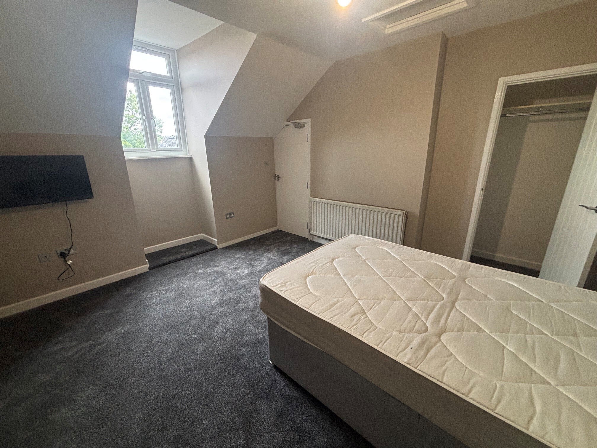 Room Breedon Hill Road in Derby