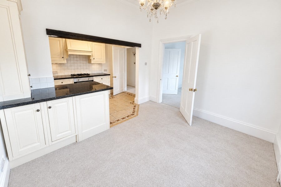 Flat Egerton Road in Elmbridge