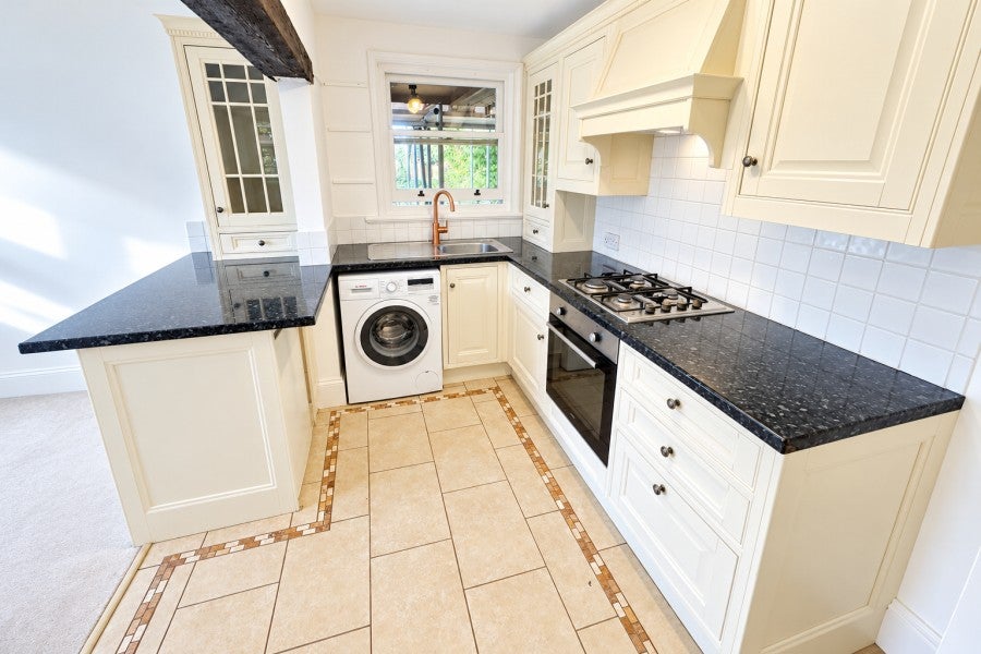 Flat Egerton Road in Elmbridge