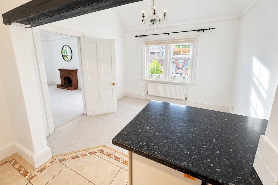 Flat Egerton Road in Elmbridge