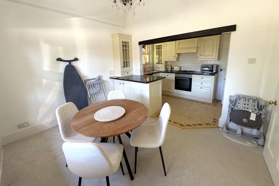 Flat Egerton Road in Elmbridge