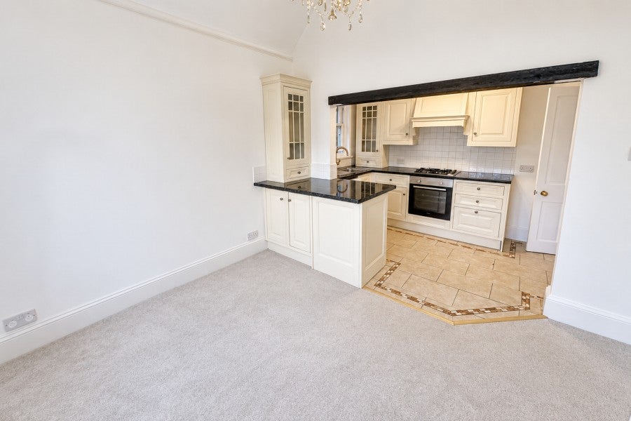 Flat Egerton Road in Elmbridge