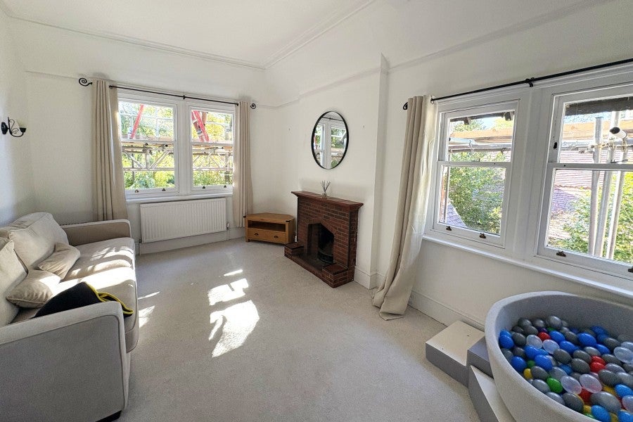 Flat Egerton Road in Elmbridge