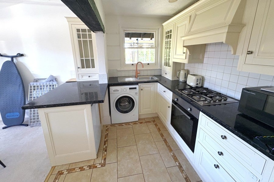 Flat Egerton Road in Elmbridge