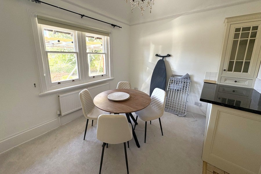 Flat Egerton Road in Elmbridge