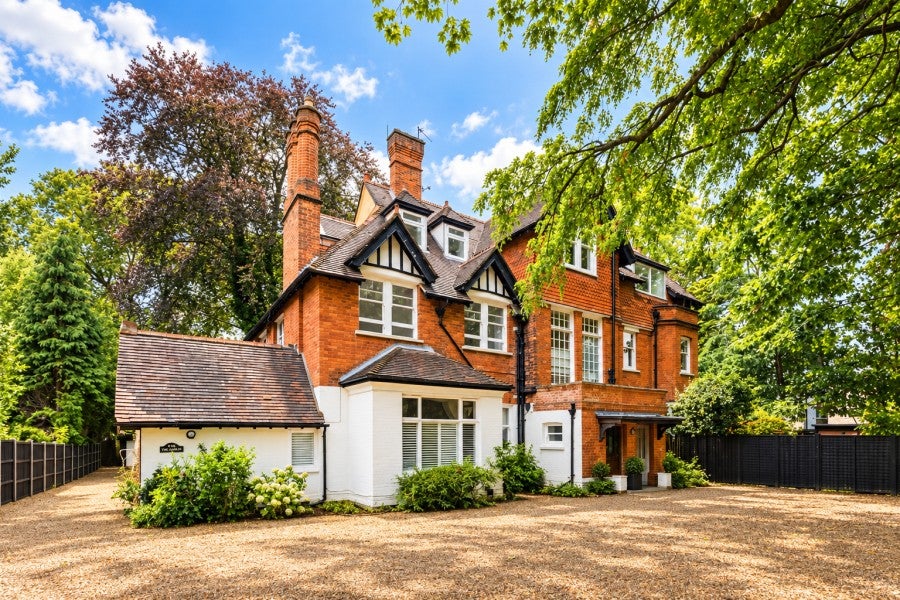 Flat Egerton Road in Elmbridge