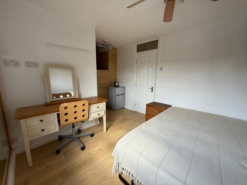 Room Windrose Close in Greater London