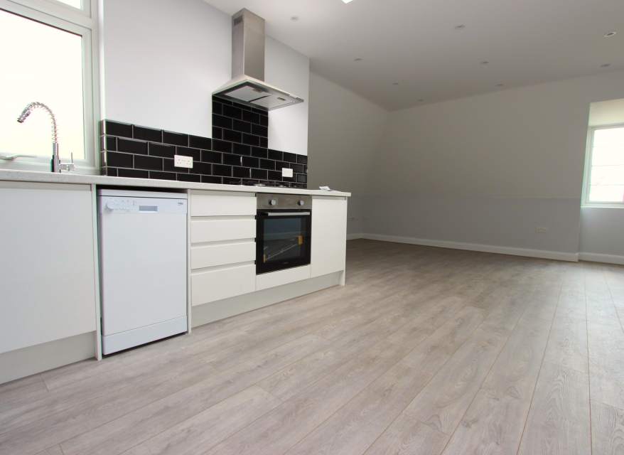 Flat Woodside Park Road in Greater London