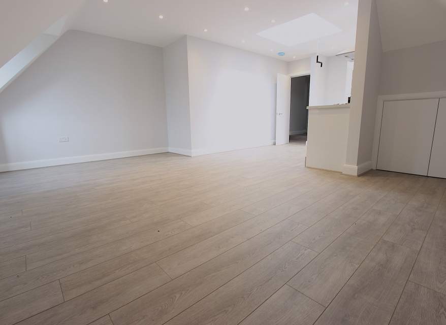Flat Woodside Park Road in Greater London