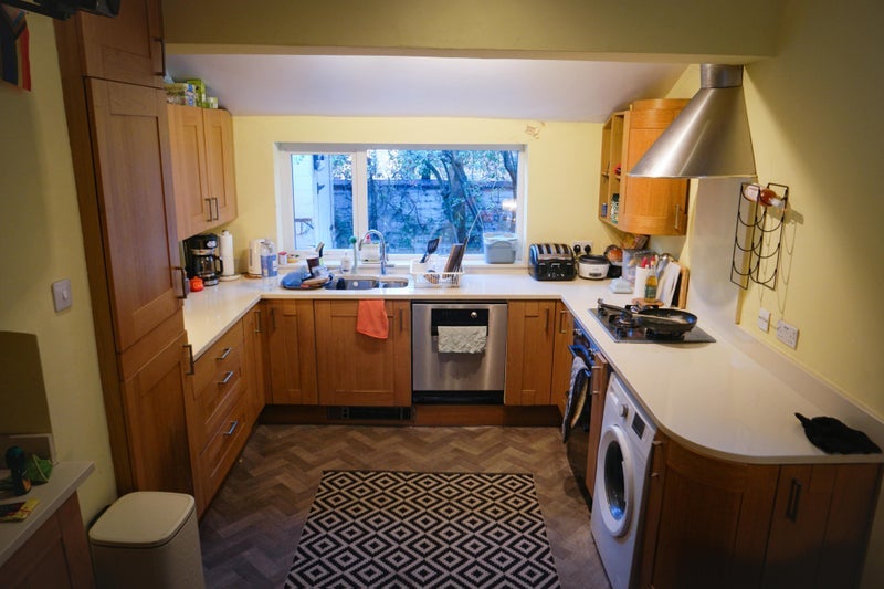Room Clarendon Road in Manchester