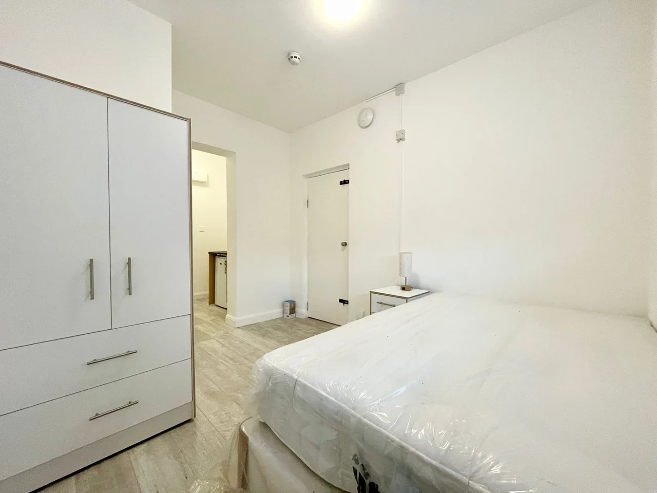 Flat Shelbourne Road in Greater London