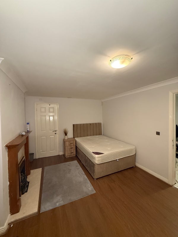 Room Pavior Road in Nottingham