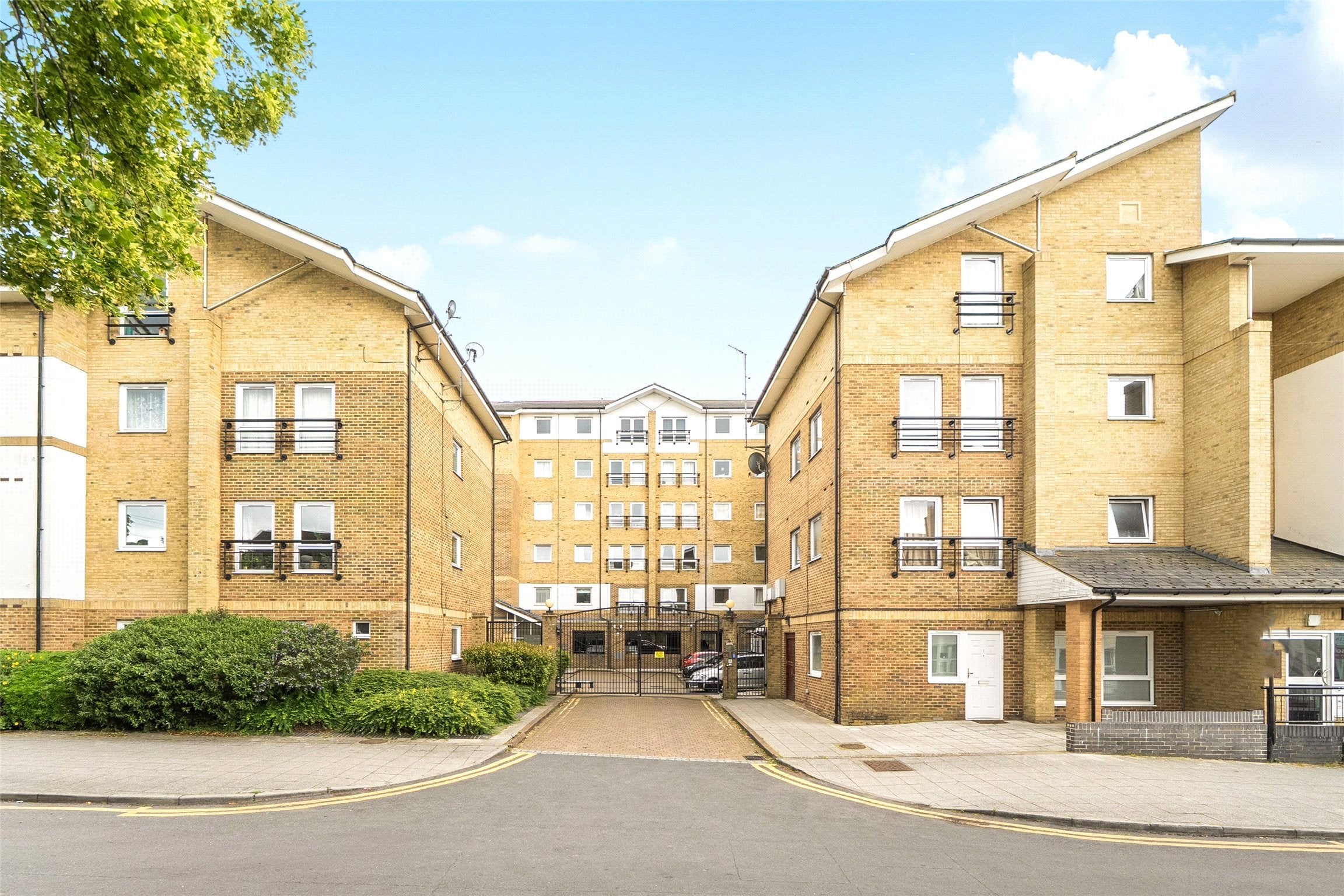 Flat Ross Road in Greater London