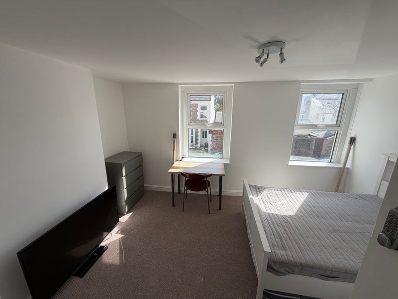 Room Moy Road in Cardiff