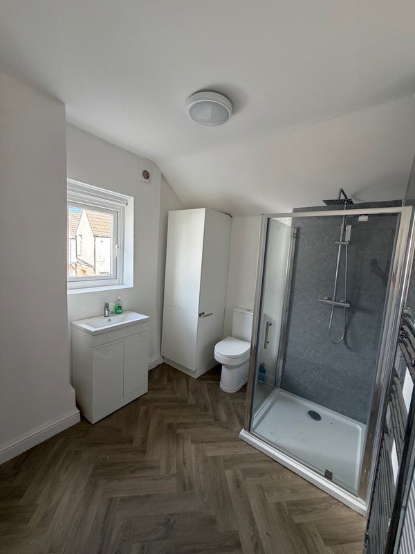Room Moy Road in Cardiff