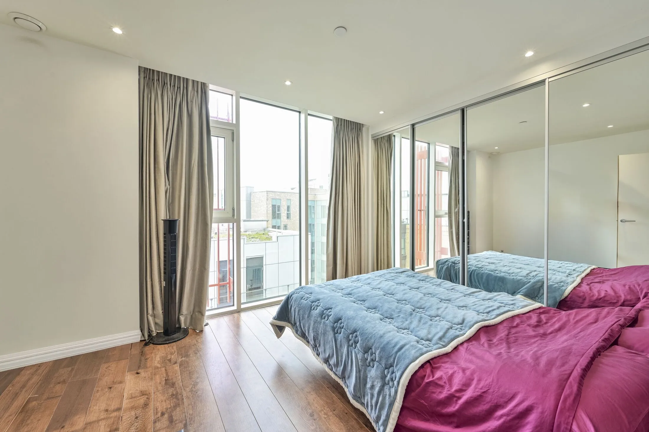 Flat Enterprise Way in Greater London