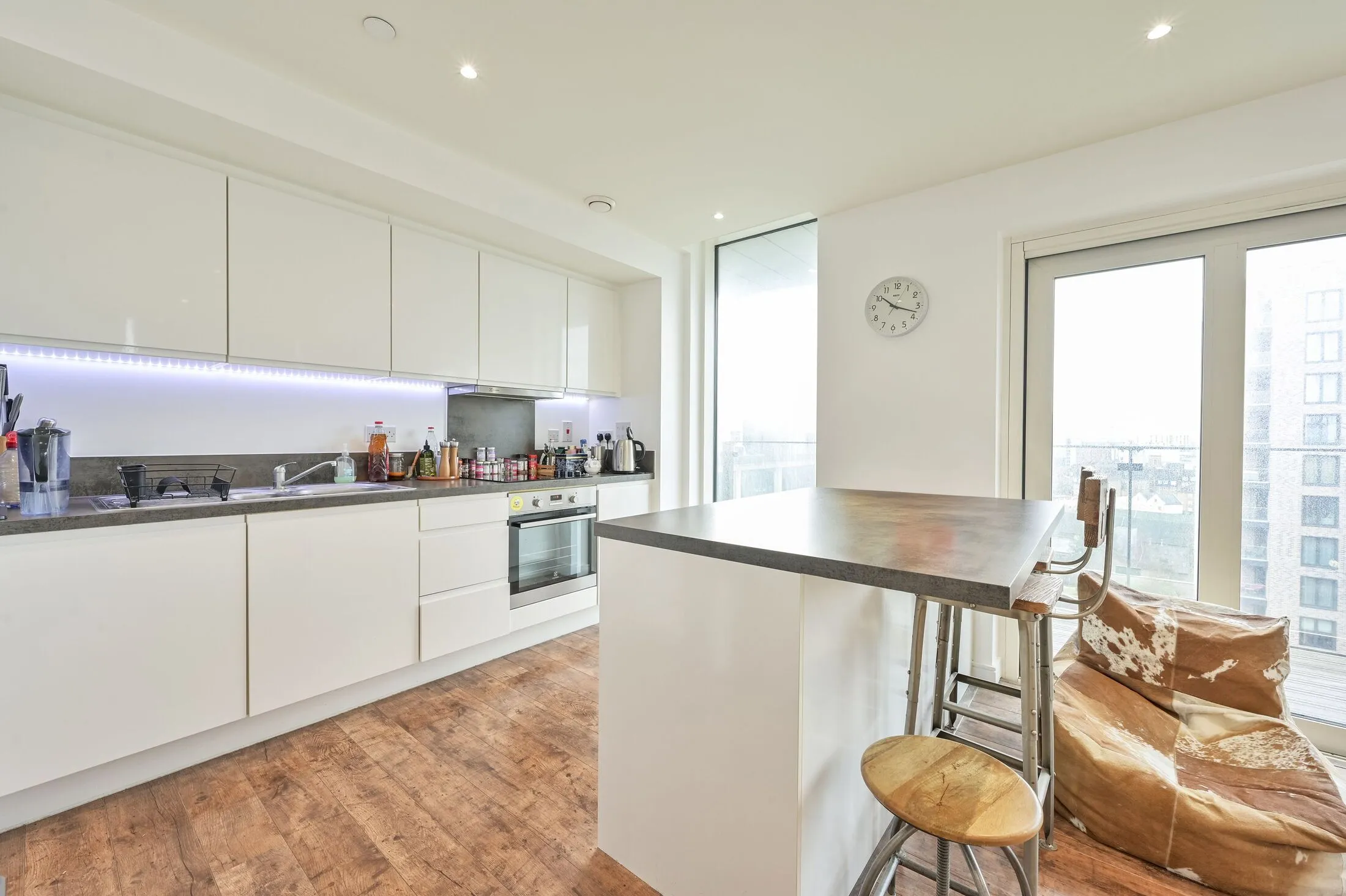 Flat Enterprise Way in Greater London
