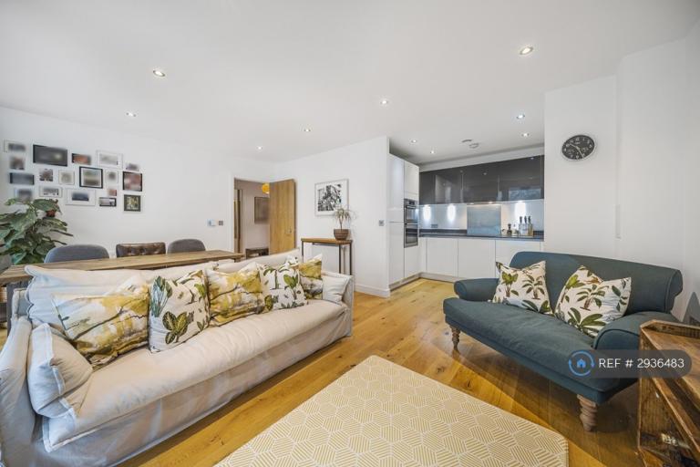 Flat Thurlow Street in Greater London