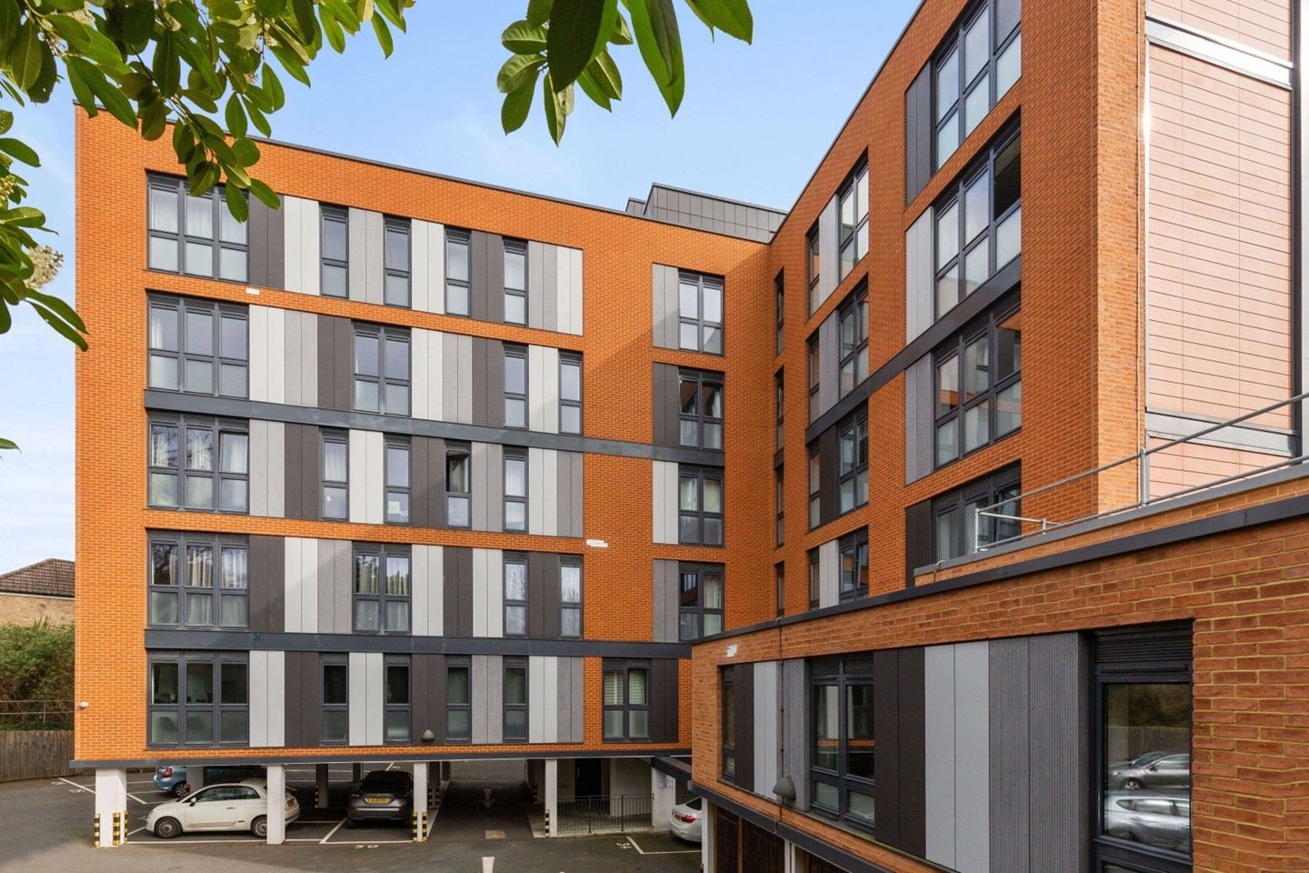 Flat Lincoln Road in Mole Valley