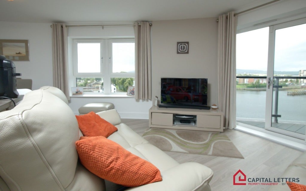 Flat Cardon Square in Renfrew