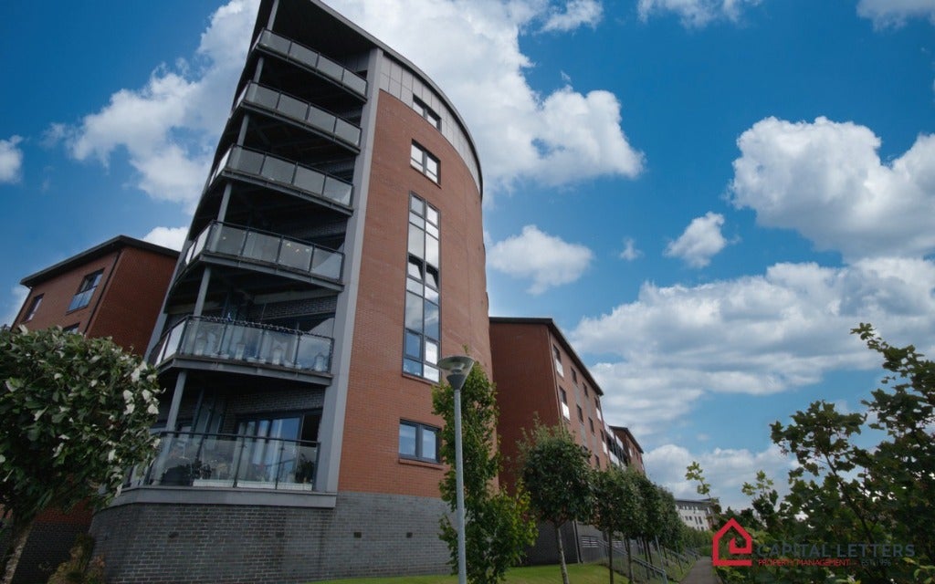 Flat Cardon Square in Renfrew