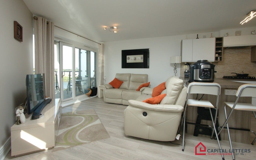 Flat Cardon Square in Renfrew