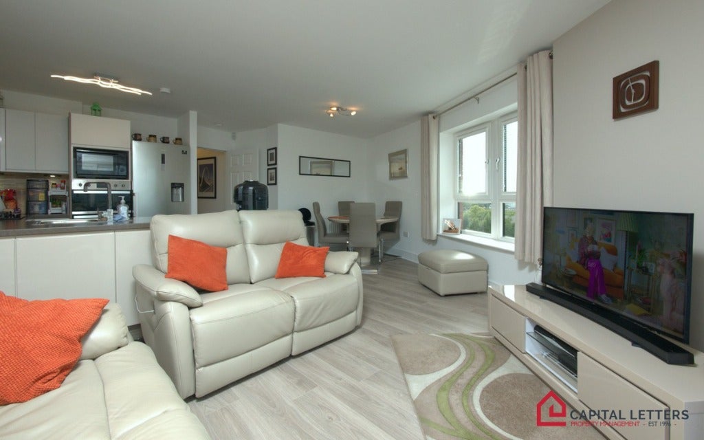 Flat Cardon Square in Renfrew
