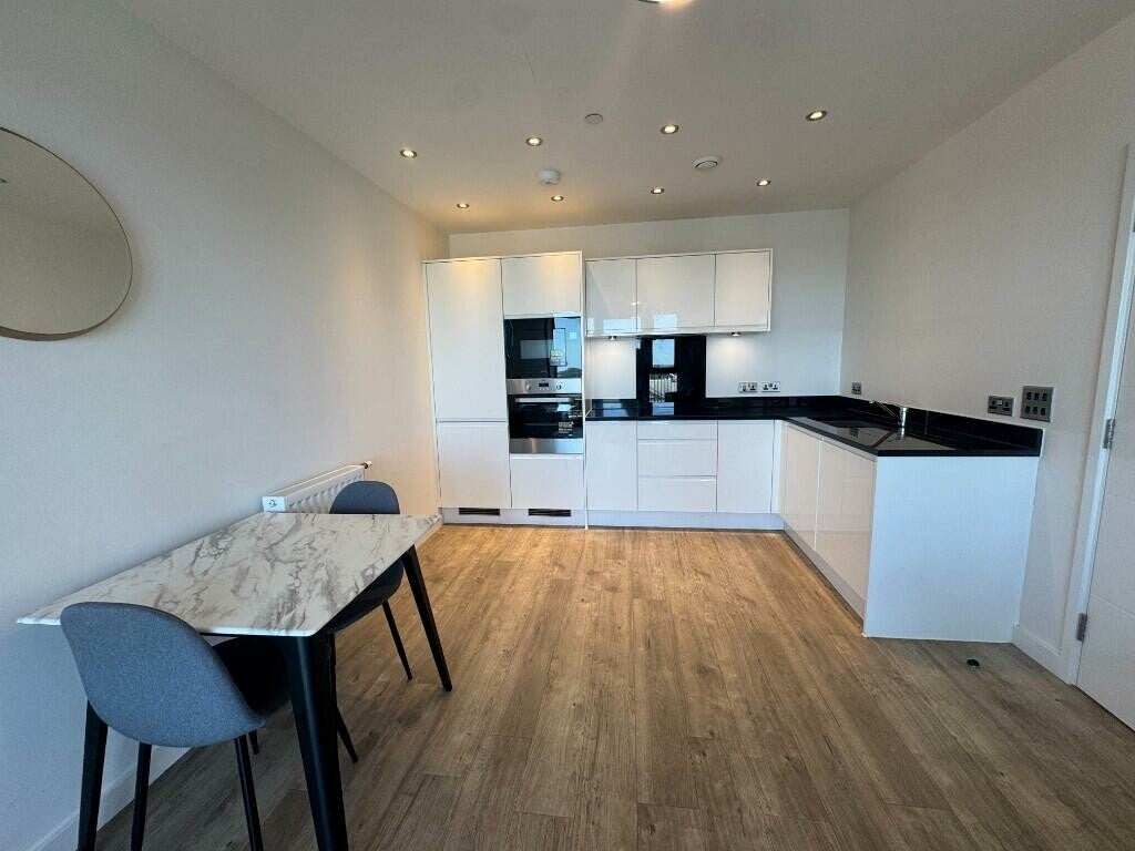 Flat Carlyon Road in London