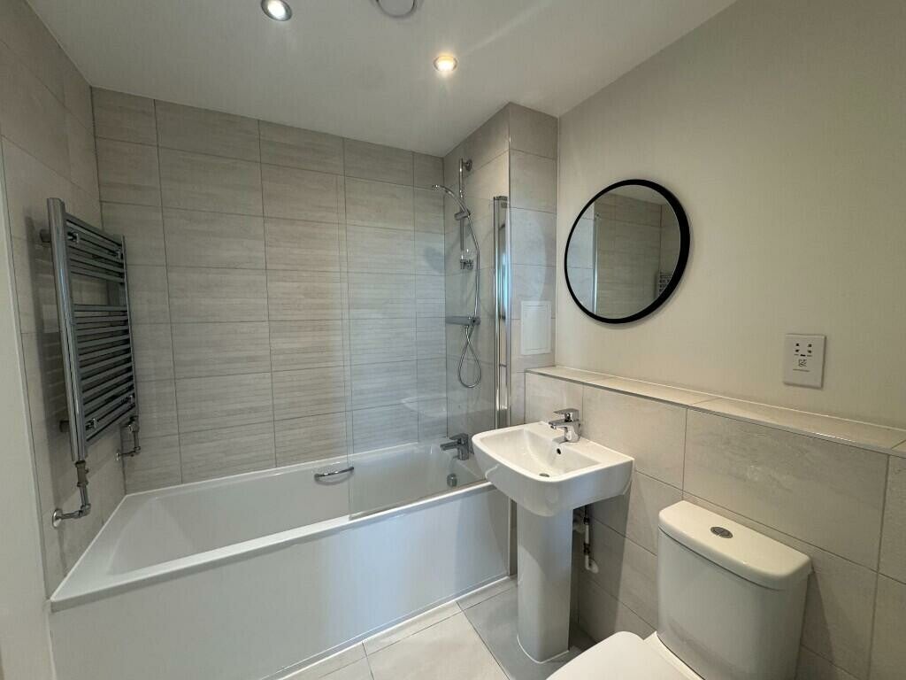 Flat Carlyon Road in London