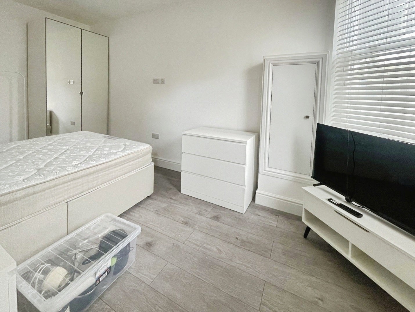 Room High Street in Borough of Runnymede