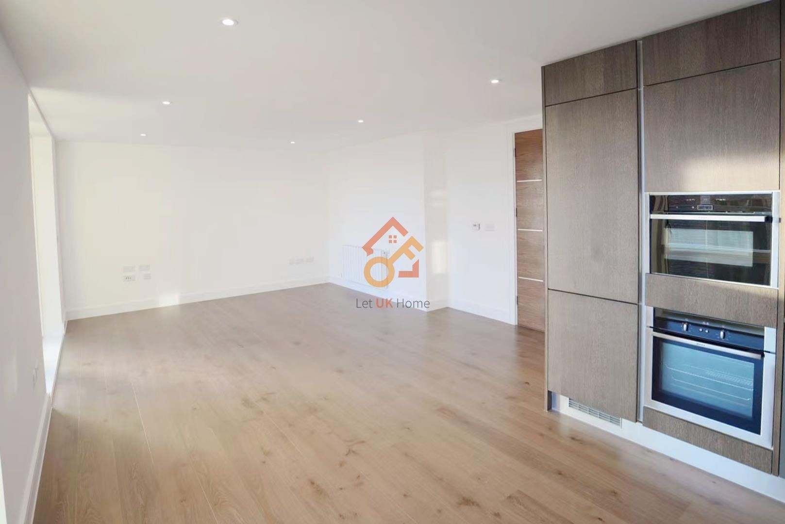 Flat Tizzard Grove in London