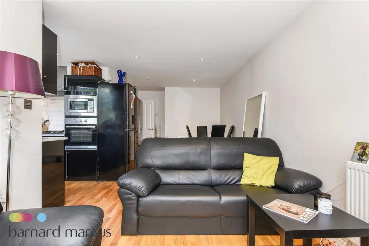 Flat Tadmor Street in Greater London