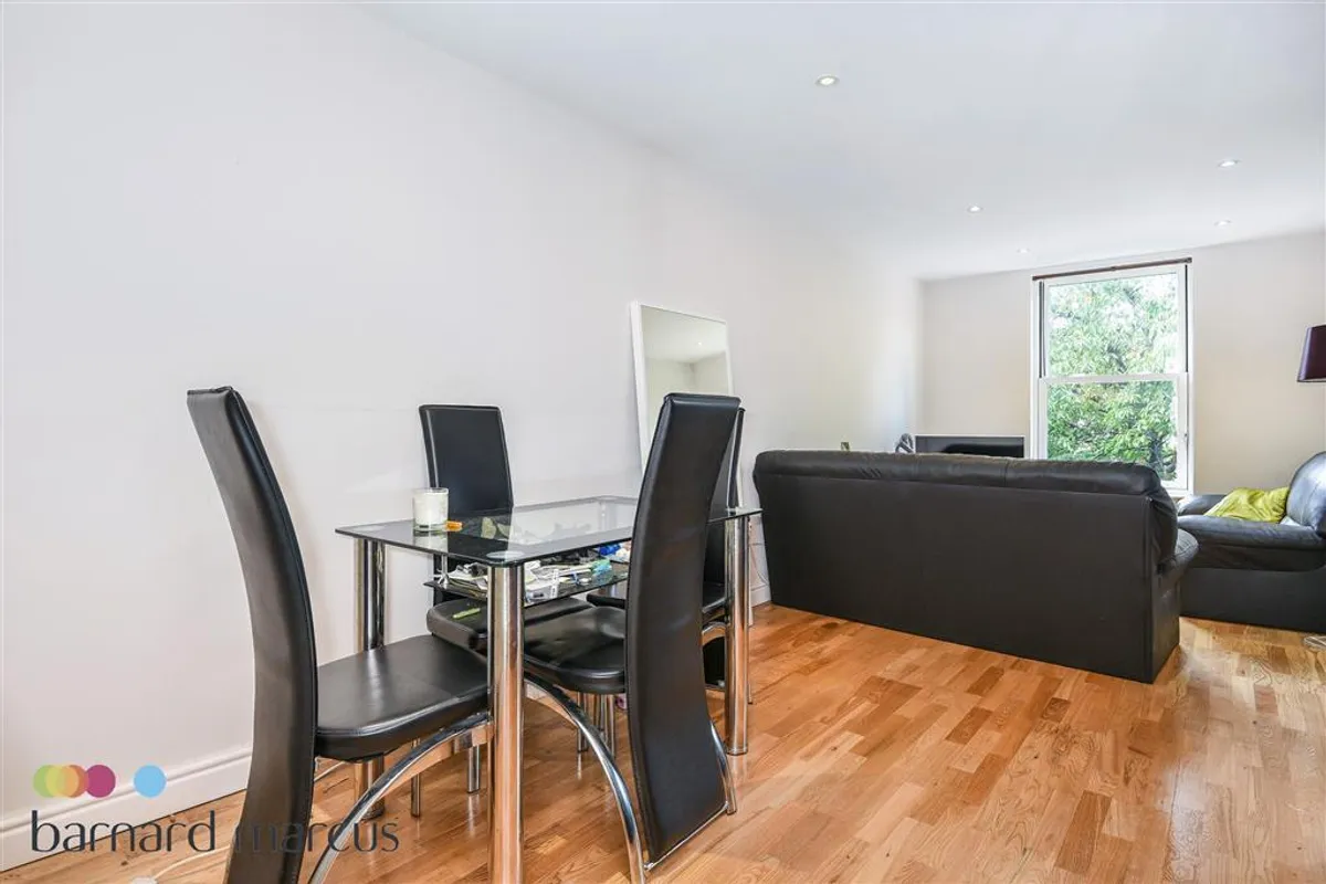 Flat Tadmor Street in Greater London