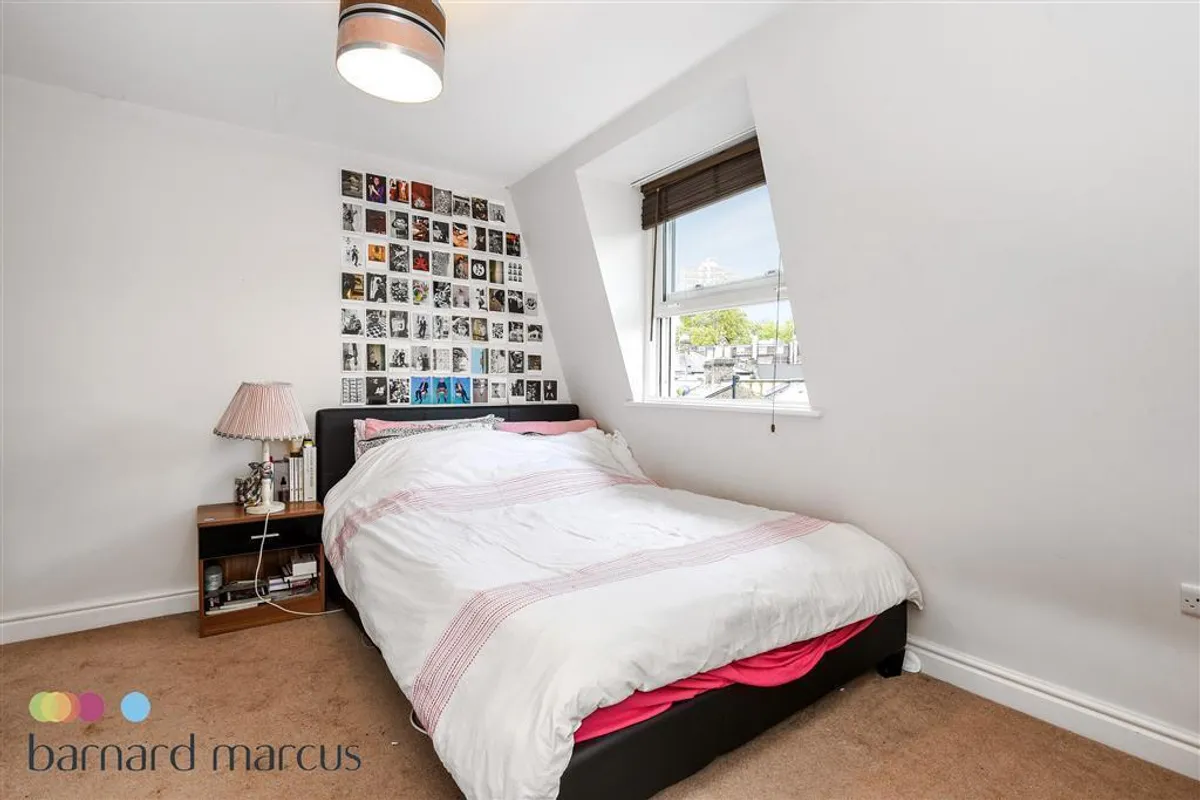 Flat Tadmor Street in Greater London