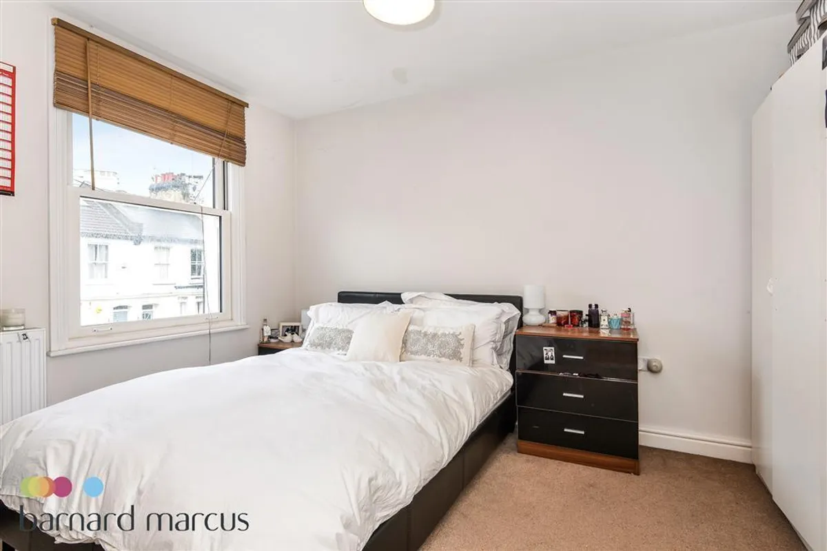 Flat Tadmor Street in Greater London