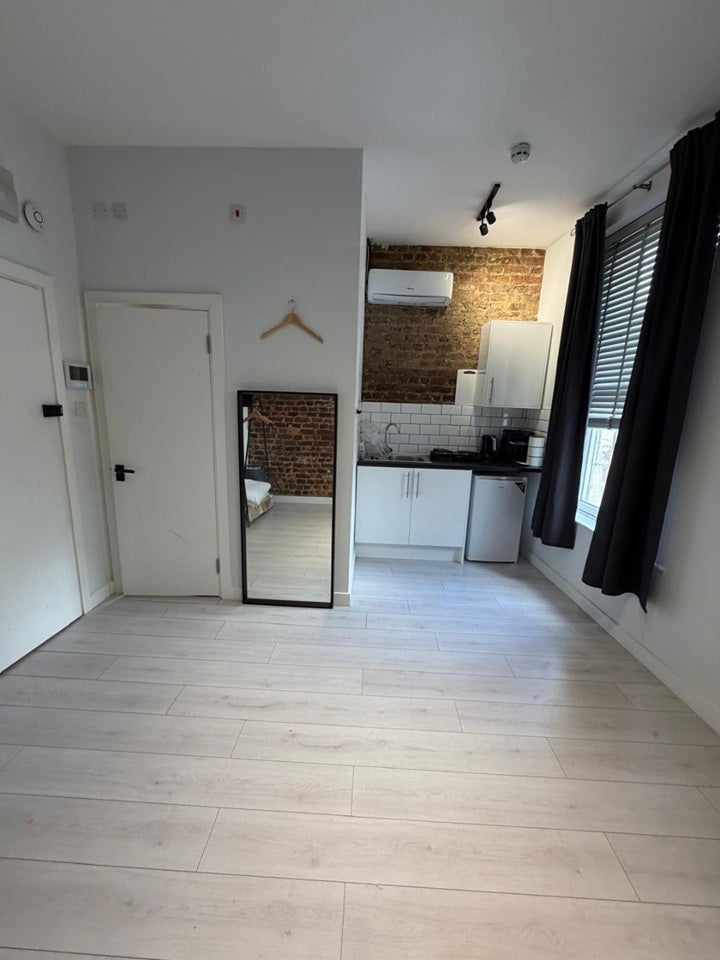 Flat Hackney Road in Greater London