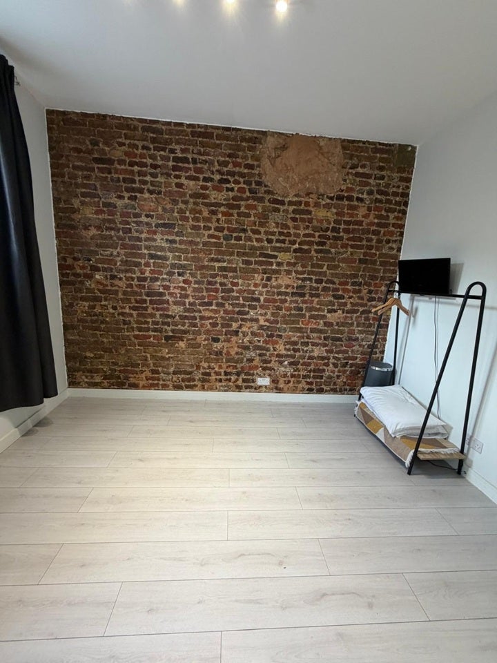 Flat Hackney Road in Greater London