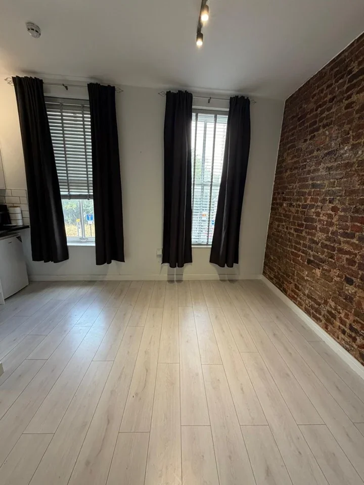 Flat Hackney Road in Greater London