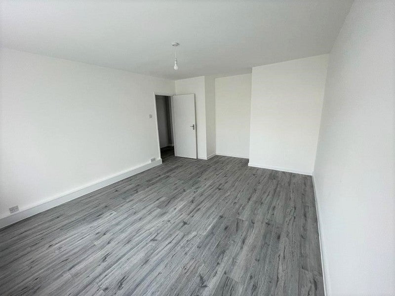 Flat Oakmead Gardens in Greater London