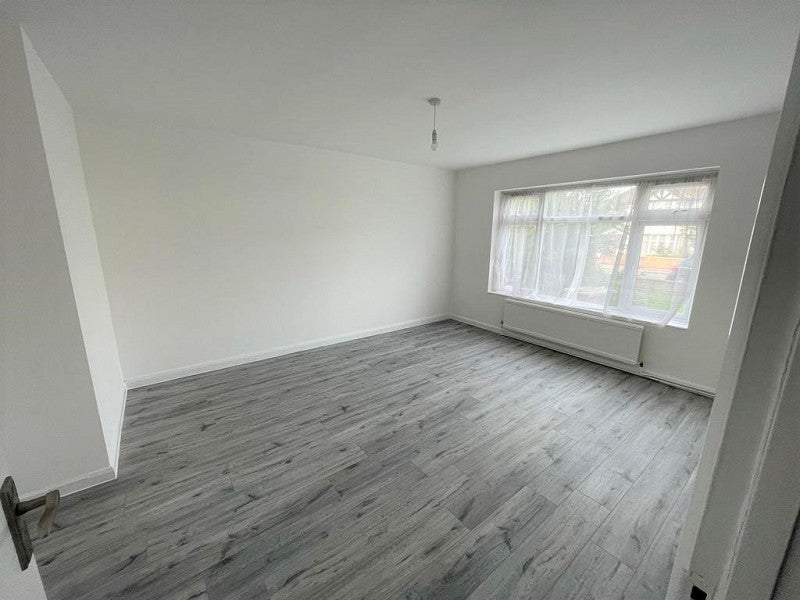 Flat Oakmead Gardens in Greater London