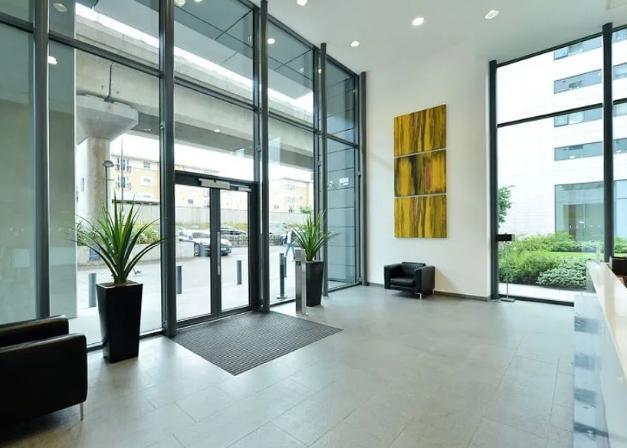 Flat Blackwall Way in Greater London