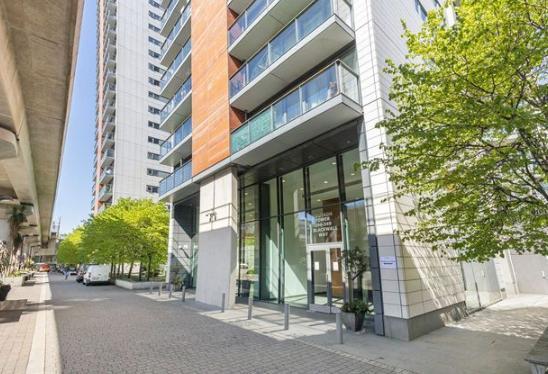 Flat Blackwall Way in Greater London