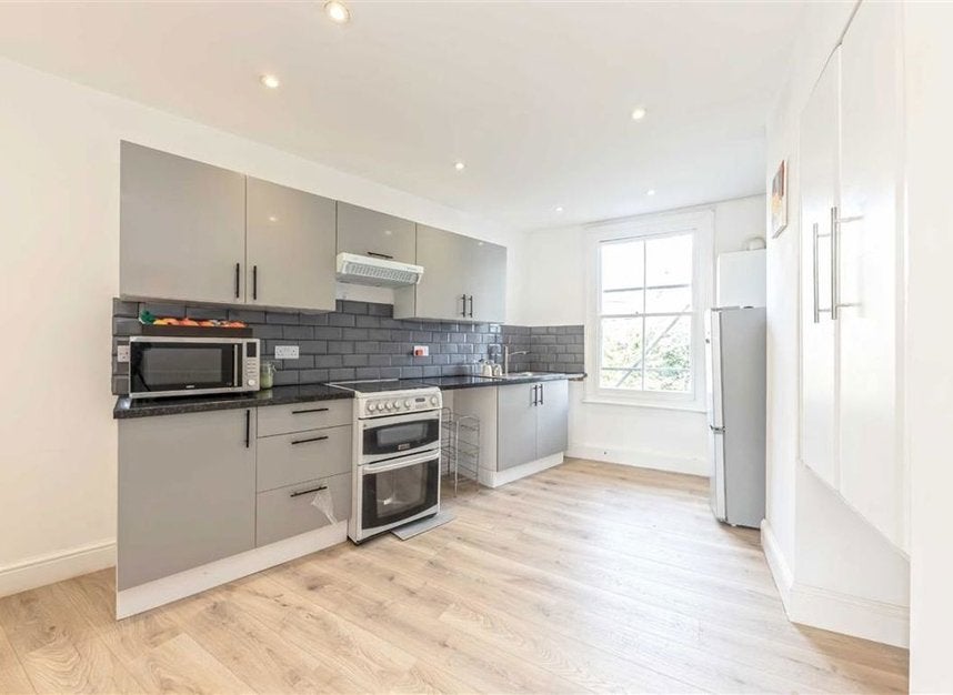Flat Dorset Road in Greater London