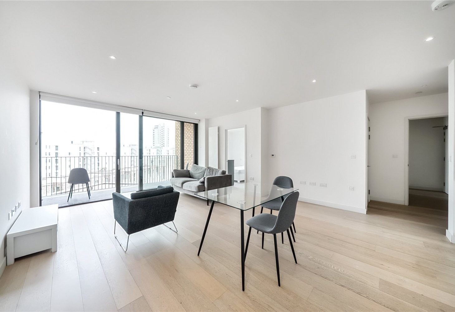 Flat Royal Crest Avenue in Greater London