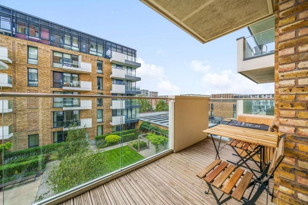 Flat Plumstead Road in London