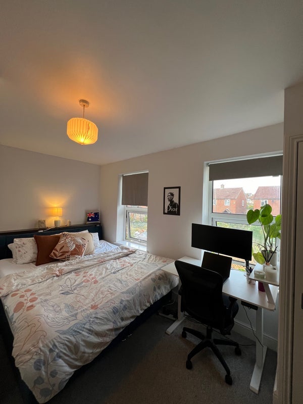 Room Hereward Road in Greater London