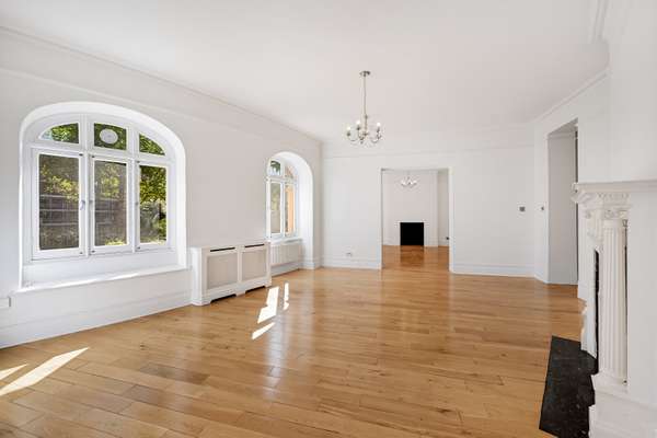 Flat Iverna Gardens in Greater London