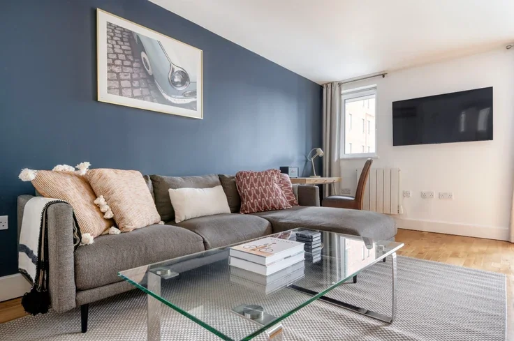 Flat Pepper Street in Greater London