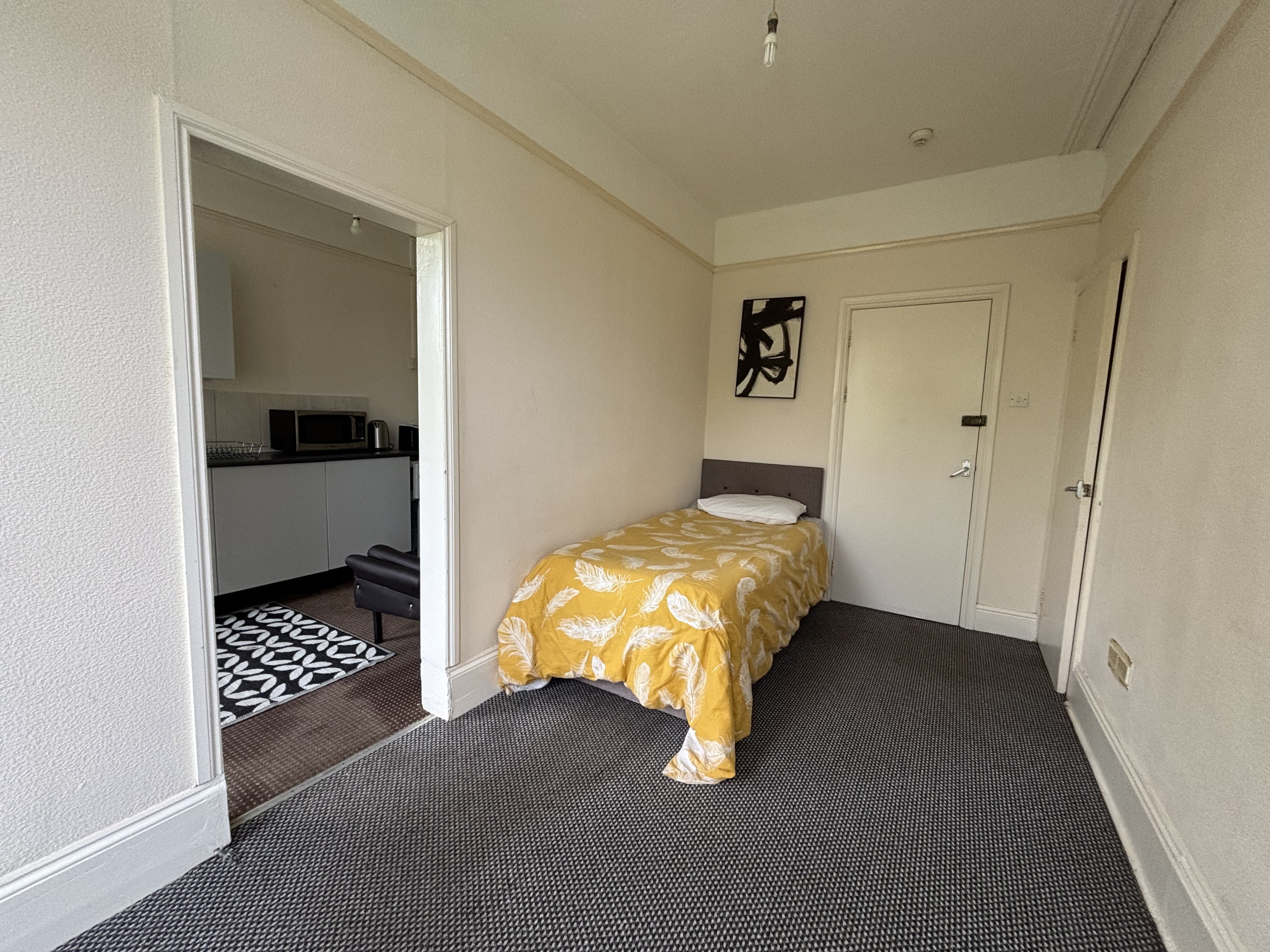 Room Avenue Road in Torquay