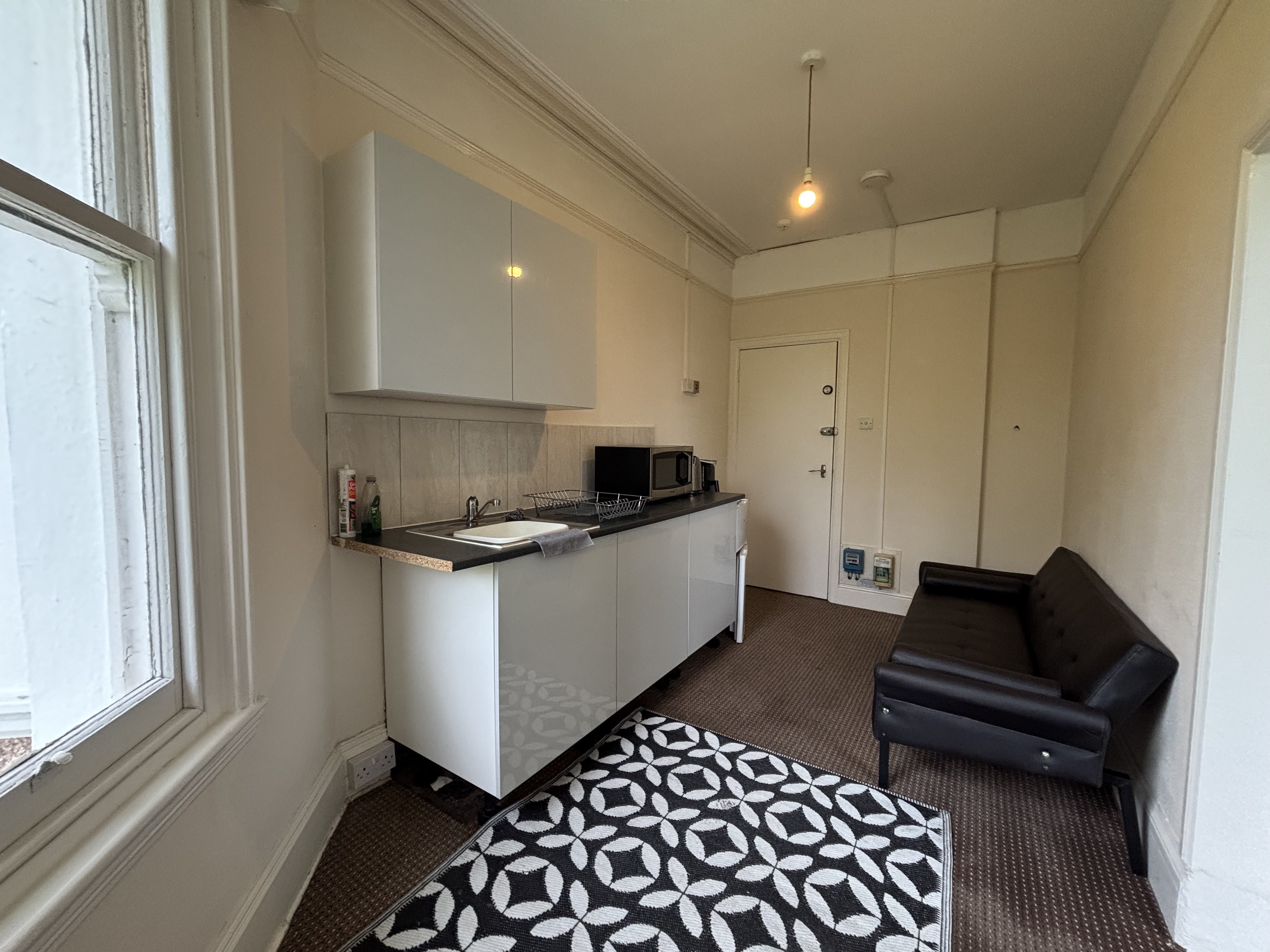 Room Avenue Road in Torquay